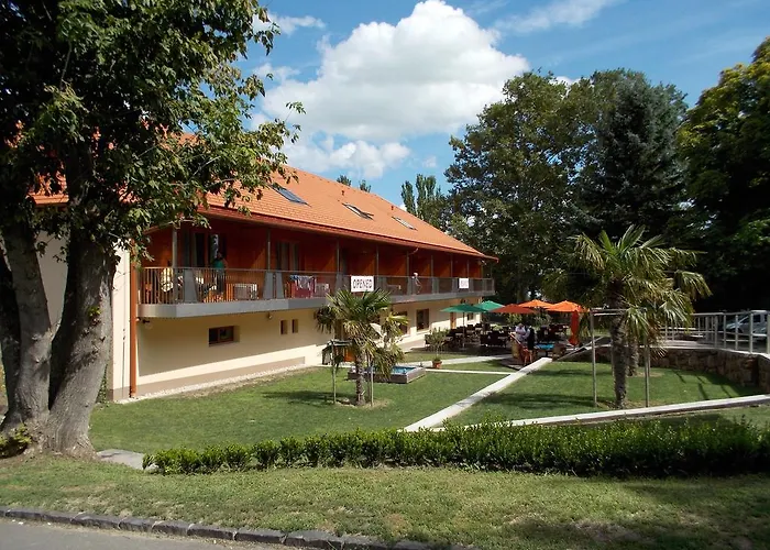 Halaszkert Badacsony ホテル 2*