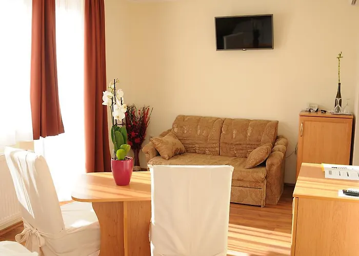 ホテル Halaszkert Badacsony 2*